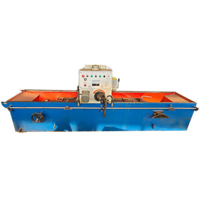 L'affilatrice della lama del frantoio lavora per il riciclaggio della fabbricazione che schiaccia la macchina per affilare i coltelli